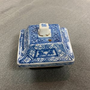 Een paar Chinese blauw-witte vierkante dekselvazen, Kangxi — foto 14