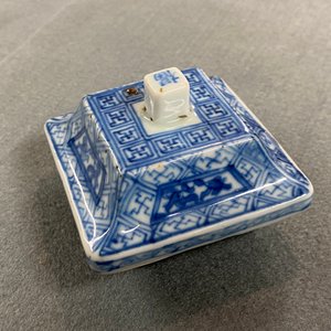 Een paar Chinese blauw-witte vierkante dekselvazen, Kangxi — foto 16