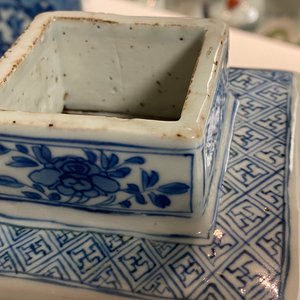 Een paar Chinese blauw-witte vierkante dekselvazen, Kangxi — foto 21