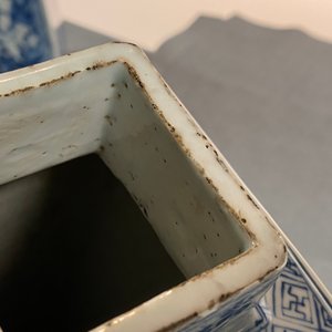 Een paar Chinese blauw-witte vierkante dekselvazen, Kangxi — foto 24