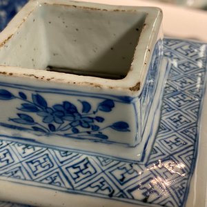 Een paar Chinese blauw-witte vierkante dekselvazen, Kangxi — foto 26