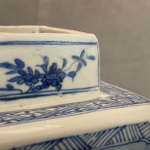 Een paar Chinese blauw-witte vierkante dekselvazen, Kangxi — foto 31