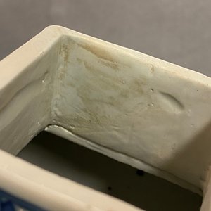 Een paar Chinese blauw-witte vierkante dekselvazen, Kangxi — foto 32