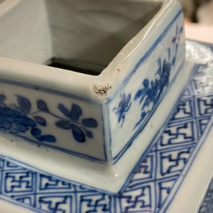 Een paar Chinese blauw-witte vierkante dekselvazen, Kangxi — foto 34