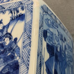 Een paar Chinese blauw-witte vierkante dekselvazen, Kangxi — foto 36