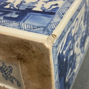 Een paar Chinese blauw-witte vierkante dekselvazen, Kangxi — foto 43