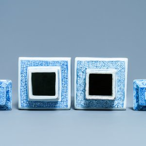 Een paar Chinese blauw-witte vierkante dekselvazen, Kangxi — foto 7