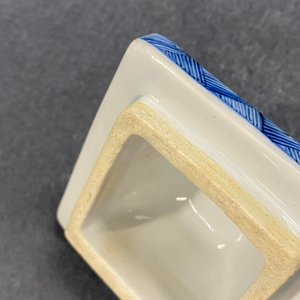 Een paar Chinese blauw-witte vierkante dekselvazen, Kangxi — foto 11