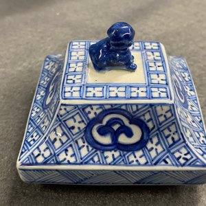 Een paar Chinese blauw-witte vierkante dekselvazen, Kangxi — foto 14