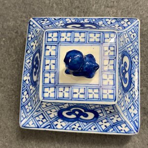 Een paar Chinese blauw-witte vierkante dekselvazen, Kangxi — foto 17