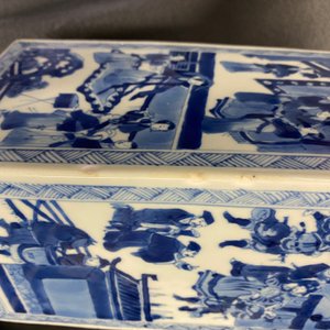 Een paar Chinese blauw-witte vierkante dekselvazen, Kangxi — foto 18