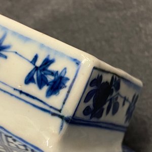 Een paar Chinese blauw-witte vierkante dekselvazen, Kangxi — foto 26