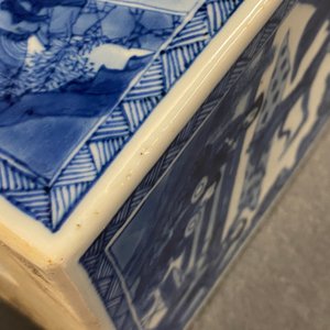 Een paar Chinese blauw-witte vierkante dekselvazen, Kangxi — foto 34