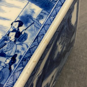 Een paar Chinese blauw-witte vierkante dekselvazen, Kangxi — foto 35
