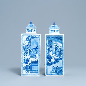 Een paar Chinese blauw-witte vierkante dekselvazen, Kangxi — foto 5