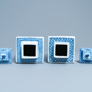 Een paar Chinese blauw-witte vierkante dekselvazen, Kangxi — foto 6