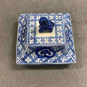 Een paar Chinese blauw-witte vierkante dekselvazen, Kangxi — foto 9