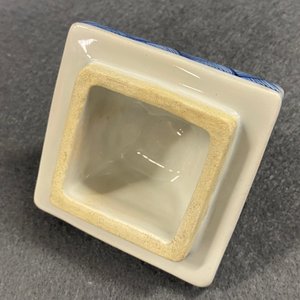 Een paar Chinese blauw-witte vierkante dekselvazen, Kangxi — foto 10