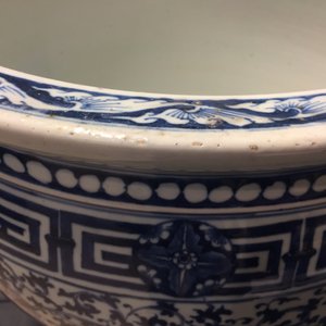 Een paar Chinese blauw-witte viskommen met lotusslingers, 19e eeuw — foto 19