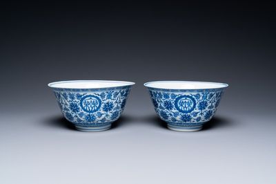 Een paar Chinese blauw-witte 'wan shou wu jiang 萬壽無疆' kommen, Qianlong merk en periode