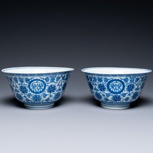 Een paar Chinese blauw-witte 'wan shou wu jiang 萬壽無疆' kommen, Qianlong merk en periode — foto 1