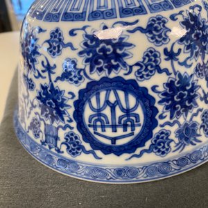 Een paar Chinese blauw-witte 'wan shou wu jiang 萬壽無疆' kommen, Qianlong merk en periode — foto 16