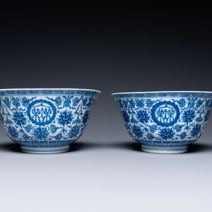 Een paar Chinese blauw-witte 'wan shou wu jiang 萬壽無疆' kommen, Qianlong merk en periode — foto 2
