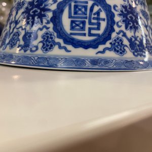 Een paar Chinese blauw-witte 'wan shou wu jiang 萬壽無疆' kommen, Qianlong merk en periode — foto 21