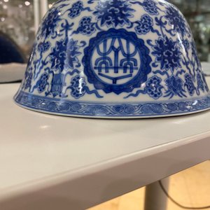 Een paar Chinese blauw-witte 'wan shou wu jiang 萬壽無疆' kommen, Qianlong merk en periode — foto 24
