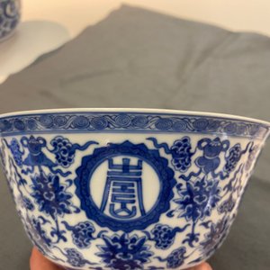 Een paar Chinese blauw-witte 'wan shou wu jiang 萬壽無疆' kommen, Qianlong merk en periode — foto 29
