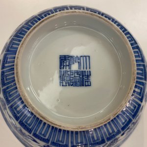 Een paar Chinese blauw-witte 'wan shou wu jiang 萬壽無疆' kommen, Qianlong merk en periode — foto 37