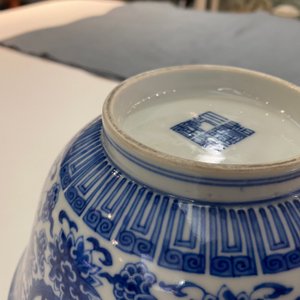 Een paar Chinese blauw-witte 'wan shou wu jiang 萬壽無疆' kommen, Qianlong merk en periode — foto 38