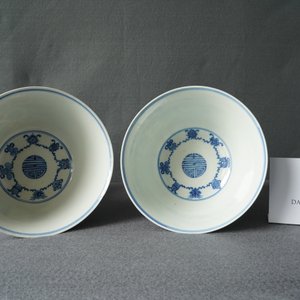 Een paar Chinese blauw-witte 'wan shou wu jiang' kommen, Qianlong merk en periode — foto 13