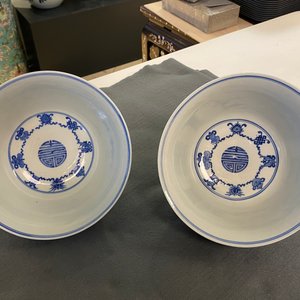 Een paar Chinese blauw-witte 'wan shou wu jiang' kommen, Qianlong merk en periode — foto 24