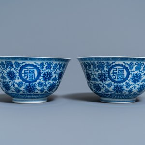 Een paar Chinese blauw-witte 'wan shou wu jiang' kommen, Qianlong merk en periode — foto 6
