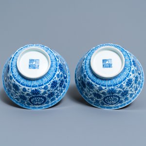 Een paar Chinese blauw-witte 'wan shou wu jiang' kommen, Qianlong merk en periode — foto 9
