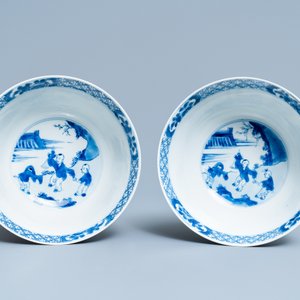 Een paar Chinese blauw-witte 'Xi Xiang Ji' kommen, Jiajing merk, Kangxi — foto 6