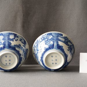 Een paar Chinese blauw-witte 'Xi Xiang Ji' kommen, Jiajing merk, Kangxi — foto 10