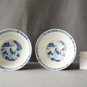 Een paar Chinese blauw-witte 'Xi Xiang Ji' kommen, Jiajing merk, Kangxi — foto 11