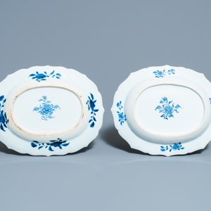 Een paar Chinese blauw-witte 'Xi Xiang Ji' ovale schotels, Qianlong — foto 3