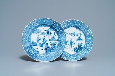 Een paar Chinese blauw-witte 'Xi Xiang Ji' schotels, Qianlong