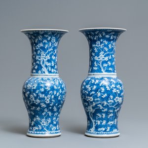 Een paar Chinese blauw-witte yenyen vazen met decor van prunus op gebroken ijs, Kangxi — foto 1