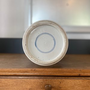 Een paar Chinese blauw-witte yenyen vazen met decor van prunus op gebroken ijs, Kangxi — foto 13