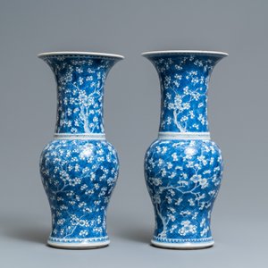 Een paar Chinese blauw-witte yenyen vazen met decor van prunus op gebroken ijs, Kangxi — foto 3