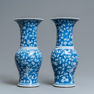 Een paar Chinese blauw-witte yenyen vazen met decor van prunus op gebroken ijs, Kangxi — foto 4