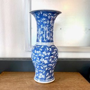 Een paar Chinese blauw-witte yenyen vazen met decor van prunus op gebroken ijs, Kangxi — foto 8
