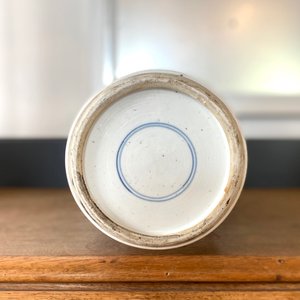 Een paar Chinese blauw-witte yenyen vazen met decor van prunus op gebroken ijs, Kangxi — foto 10