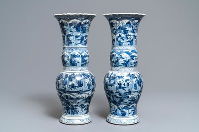 Een paar Chinese blauw-witte yenyen vazen met figuren in landschappen, Kangxi