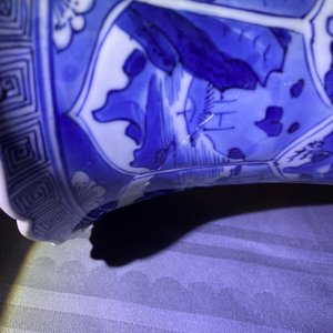 Een paar Chinese blauw-witte yenyen vazen met figuren in landschappen, Kangxi — foto 14