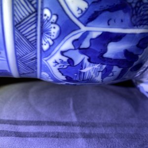 Een paar Chinese blauw-witte yenyen vazen met figuren in landschappen, Kangxi — foto 21